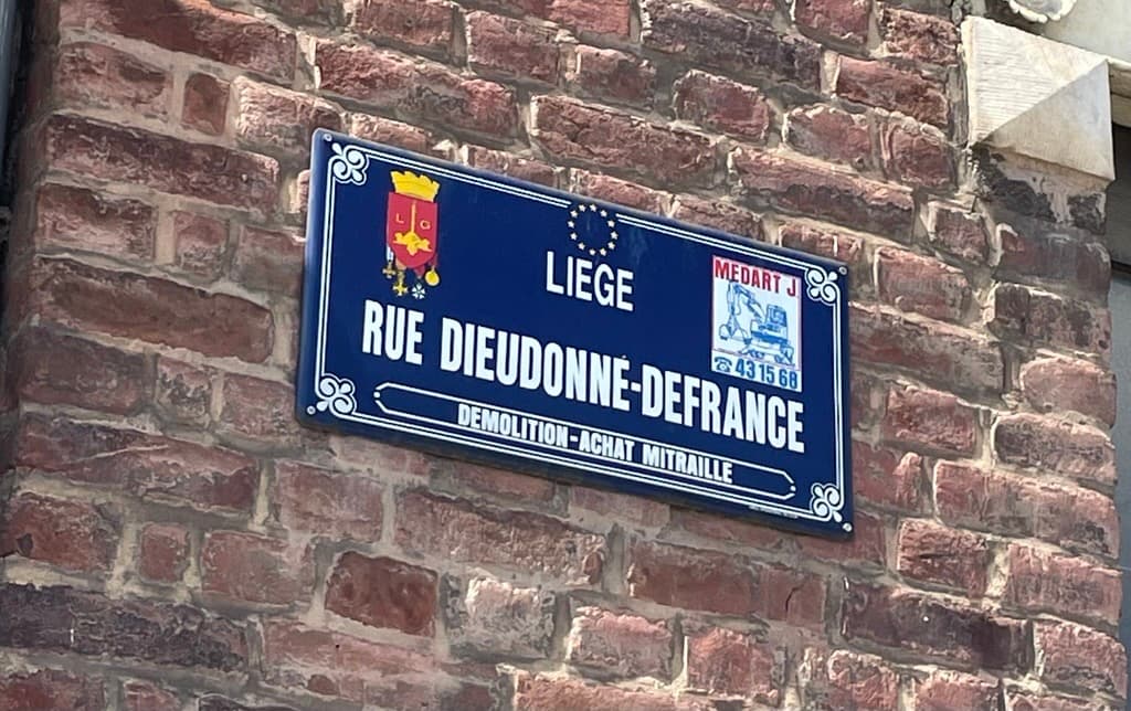 Straßenschild der Rue Dieudonné-Defrance in Liège