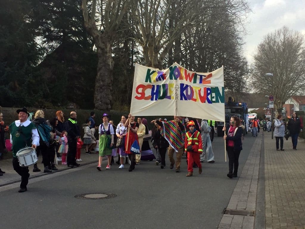 Als "Schule der Kulturen" beim Karnevalsumzug Lünen-Süd
