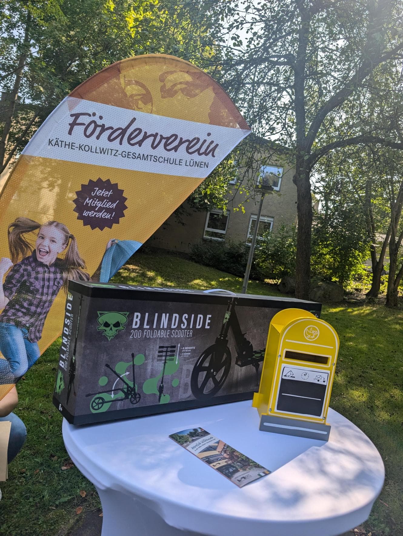Infostand des Fördervereins der KKG mit Roll-up, Tombola-Preis und Briefkasten bei einer Schulveranstaltung